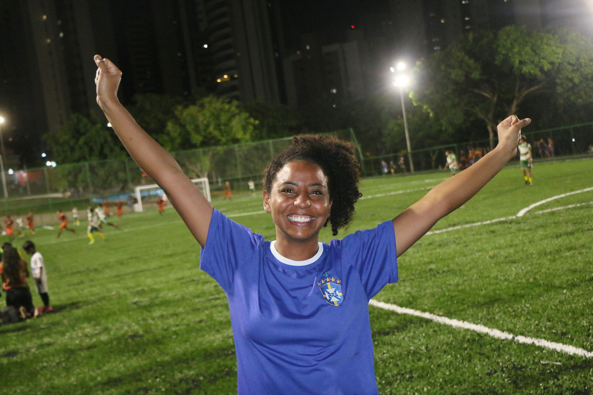 mulher posa para foto sorrindo